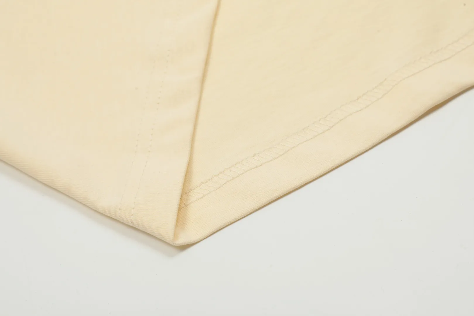 vivienne west wood Queen Mother West Jingdong Maillard color matching small label embroidered short-sleeved color matching high-end niche fashionable must-have matching style 2024 top hot style No need to say more details directly open the full range of correct accessories every detail is completely restored and directly filled up Size: XS-L Color: coffee apricot
